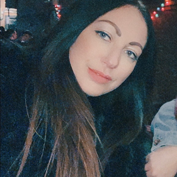 Meet your Posher, Alexis - Picture 1 of 1